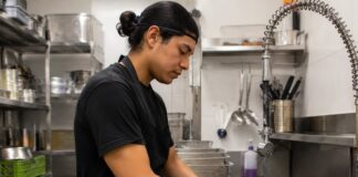 SE REQUIERE LAVAPLATOS PARA DESINFECCIÓN DE OLLAS, CUBIERTOS Y VASOS EN RESTAURANTE (JORNADA COMPLETA O PARCIAL)