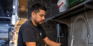 SE REQUIERE LAVAPLATOS PARA LIMPIEZA DE MENAJE Y HERRAMIENTAS DE COCINA EN RESTAURANTE (MEDIA JORNADA)