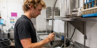 SE NECESITA LAVAPLATOS PARA ORDEN Y LIMPIEZA DE CUBIERTOS Y OLLAS EN RESTAURANTE (HORARIOS FLEXIBLES)