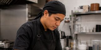SE BUSCA PERSONAL DE COCINA PARA PREPARACIÓN Y SERVICIO DE ALIMENTOS (JORNADA DE TIEMPO COMPLETO)
