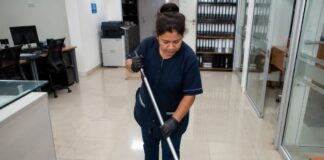 SE SOLICITA AUXILIAR DE LIMPIEZA PARA ASEO DE OFICINAS, ESCRITORIOS, MUEBLES Y ÁREAS COMUNES