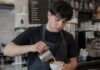 SE NECESITA AYUDANTE DE CAFETERÍA PARA PREPARACIÓN DE DESAYUNOS Y BEBIDAS