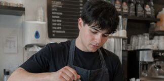 SE NECESITA AYUDANTE DE CAFETERÍA PARA PREPARACIÓN DE DESAYUNOS Y BEBIDAS