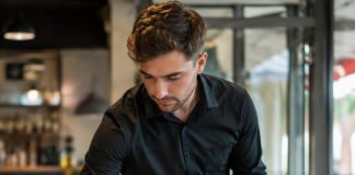 SE SOLICITAN AYUDANTES DE CAMARERO/A PARA ATENCIÓN AL CLIENTE Y SERVICIO DE MESA (MEDIA JORNADA)