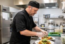 SE BUSCA AYUDANTE DE COCINA PARA PREPARACIÓN DE MENÚS EN CENTRO RESIDENCIAL