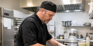 SE BUSCA AYUDANTE DE COCINA PARA PREPARACIÓN DE MENÚS EN CENTRO RESIDENCIAL