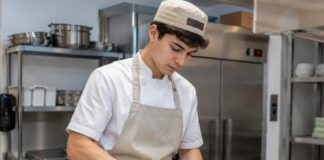 SE NECESITA AYUDANTE DE COCINA PARA PREPARACIÓN DE ALIMENTOS Y LIMPIEZA DE EQUIPOS DE COCINA EN RESTAURANTE