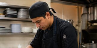 SE SOLICITA AYUDANTE DE COCINA PARA PREPARACIÓN DE ALIMENTOS Y MONTAJE DE PLATOS (JORNADA COMPLETA)