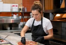 SE NECESITA AYUDANTE DE COCINA PARA PREPARACIÓN DE PEDIDOS EN PIZZERÍA (TURNO NOCTURNO)