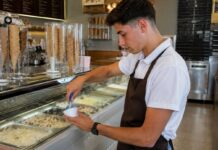 SE SOLICITAN CAMAREROS PARA ATENCIÓN AL CLIENTE EN HELADERÍA, NO SE REQUIERE EXPERIENCIA