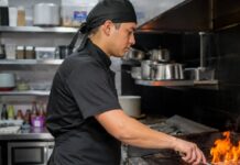 SE SOLICITA COCINERO/A PARA PREPARACIÓN DE ALIMENTOS A LA PARRILLA (TIEMPO COMPLETO)
