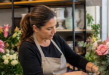 SE BUSCA FLORISTA PARA LA ELABORACIÓN DE RAMOS Y DECORACIÓN FLORAL EN TIENDA