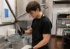 SE BUSCA FRIEGAPLATOS PARA LIMPIEZA DE VAJILLA Y APOYO EN COCINA (MEDIA JORNADA)