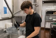 SE BUSCA FRIEGAPLATOS PARA LIMPIEZA DE VAJILLA Y APOYO EN COCINA (MEDIA JORNADA)
