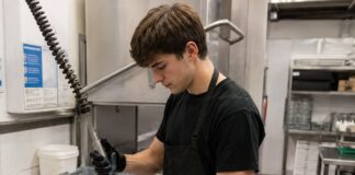 SE BUSCA FRIEGAPLATOS PARA LIMPIEZA DE VAJILLA Y APOYO EN COCINA (MEDIA JORNADA)