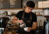 SE NECESITA MOZO BARISTA PARA ATENCIÓN AL CLIENTE Y PREPARACIÓN DE BEBIDAS (HOMBRE Y/O MUJER)