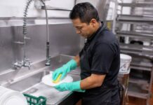 SE SOLICITA PILERO PARA COLABORAR CON LA LIMPIEZA DE LAS ÁREAS DE COCINA DEL ESTABLECIMIENTO