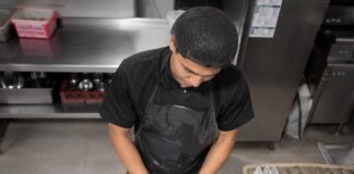 SE BUSCA PILERO PARA LIMPIEZA, DESINFECCIÓN DE LOZA Y UTENSILIOS DE COCINA