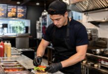 SE SOLICITA TRABAJADOR DE RESTAURANTE PARA ATENCIÓN AL CLIENTE Y PREPARACIÓN DE ALIMENTOS (TIEMPO PARCIAL)