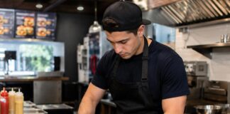 SE SOLICITA TRABAJADOR DE RESTAURANTE PARA ATENCIÓN AL CLIENTE Y PREPARACIÓN DE ALIMENTOS (TIEMPO PARCIAL)