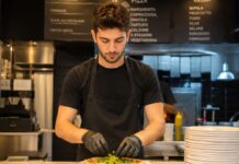 SE REQUIERE TRABAJADOR DE RESTAURANTE PARA ATENCIÓN AL CLIENTE Y PREPARACIÓN DE ALIMENTOS