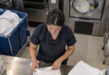 SE SOLICITA AUXILIAR DE LAVANDERÍA CON DISPONIBILIDAD PARA TRABAJAR LOS FINES DE SEMANA (TIEMPO PARCIAL)