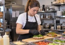 SE NECESITA AYUDANTE DE COCINA PARA PREPARACIÓN DE SÁNDWICHES EN RESTAURANTE (LUNES A JUEVES)