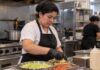 SE SOLICITA AYUDANTE DE COCINA PARA PREPARACIÓN DE ALIMENTOS Y ORDEN GENERAL (TIEMPO COMPLETO)