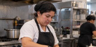 SE SOLICITA AYUDANTE DE COCINA PARA PREPARACIÓN DE ALIMENTOS Y ORDEN GENERAL (TIEMPO COMPLETO)