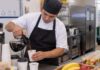 SE BUSCA AYUDANTE DE COCINA PARA PREPARACIÓN DE BEBIDAS Y CONTROL DE MERIENDAS EN COMEDOR