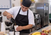 SE BUSCA AYUDANTE DE COCINA PARA PREPARACIÓN DE BEBIDAS Y CONTROL DE MERIENDAS EN COMEDOR