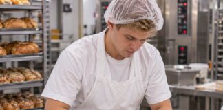 SE BUSCA AYUDANTE DE PANADERÍA PARA ELABORACIÓN DE PANES, BIZCOCHOS Y CONFITERÍA