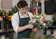 SE SOLICITA AYUDANTE DE FLORISTA PARA ELABORACIÓN DE ARREGLOS FLORALES Y PREPARACIÓN DE RAMOS