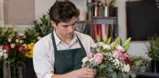 SE SOLICITA AYUDANTE DE FLORISTA PARA ELABORACIÓN DE ARREGLOS FLORALES Y PREPARACIÓN DE RAMOS