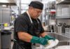SE BUSCA LAVAPLATOS PARA APOYAR LAS OPERACIONES DE COCINA EN ESTABLECIMIENTO (TIEMPO PARCIAL)