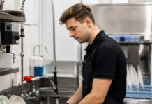 SE SOLICITA LAVAPLATOS PARA LIMPIEZA Y DESINFECCIÓN DE UTENSILIOS DE COCINA (TIEMPO PARCIAL)