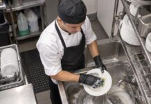 SE SOLICITA LAVAPLATOS PARA LIMPIEZA Y APOYO EN COCINA DE RESTAURANTE (MÍNIMA EXPERIENCIA)