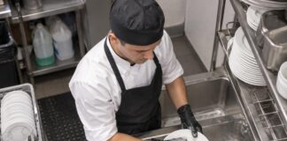 SE SOLICITA LAVAPLATOS PARA LIMPIEZA Y APOYO EN COCINA DE RESTAURANTE (MÍNIMA EXPERIENCIA)