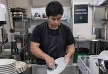 SE NECESITA LAVAPLATOS PARA LIMPIEZA DE VAJILLA Y APOYO EN COCINA GENERAL (TURNOS ROTATIVOS)