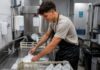 SE REQUIERE LAVAPLATOS PARA TRABAJAR A TIEMPO COMPLETO EN CADENA DE RESTAURANTES