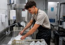 SE REQUIERE LAVAPLATOS PARA TRABAJAR A TIEMPO COMPLETO EN CADENA DE RESTAURANTES
