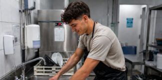 SE REQUIERE LAVAPLATOS PARA TRABAJAR A TIEMPO COMPLETO EN CADENA DE RESTAURANTES