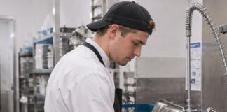 SE NECESITA PERSONAL DE COCINA PARA LIMPIEZA DE BANDEJAS, RECIPIENTES Y UTENSILIOS (TURNOS ROTATIVOS)