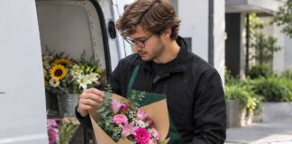 SE REQUIERE REPARTIDOR PARA ENTREGA DE FLORES, PLANTAS Y REGALOS (TIEMPO COMPLETO Y TIEMPO PARCIAL)