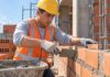 SE NECESITAN ALBAÑILES PARA PREPARACIÓN DE SUPERFICIES, COLOCACIÓN DE MATERIALES Y CONTROL DE ACABADOS