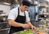 SE SOLICITA AYUDANTE DE COCINA PARA PREPARACIÓN Y MONTAJE DE ALIMENTOS (TIEMPO COMPLETO)