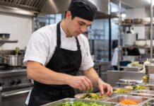 SE SOLICITA AYUDANTE DE COCINA PARA PREPARACIÓN Y MONTAJE DE ALIMENTOS (TIEMPO COMPLETO)