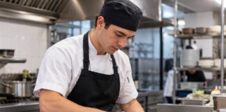 SE SOLICITA AYUDANTE DE COCINA PARA PREPARACIÓN Y MONTAJE DE ALIMENTOS (TIEMPO COMPLETO)