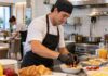 SE SOLICITA AYUDANTE DE COCINA PARA LA PREPARACIÓN DE DESAYUNO Y LABORES DE LIMPIEZA EN COMEDOR