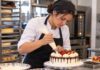 SE BUSCA AYUDANTE DE PASTELERÍA PARA ELABORACIÓN Y DECORACIÓN DE PRODUCTOS DE REPOSTERÍA